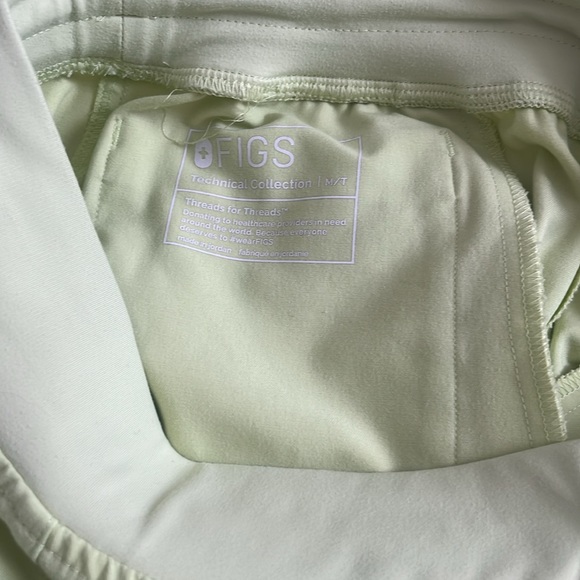 Figs Women's Scrub Set in Light Green - Picture 6 of 9